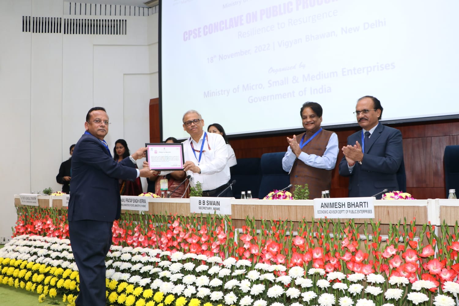 Dignitaries on the dias felicitating the CPSEs for their achievements in Public Procurement through SC-ST MSEs in the CPSE conclave held on 18th November 2022 at Vigyan Bhawan, Delhi.jpg